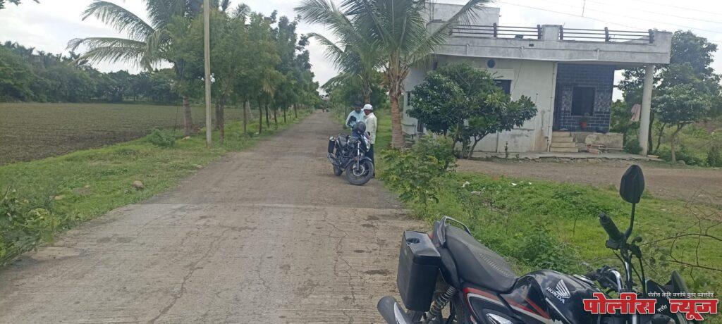 कै. बापूसाहेब एकांबेकर महाविद्यालयाचा अर्धवट रस्ता केल्यामुळे, विद्यार्थ्यांचे हाल