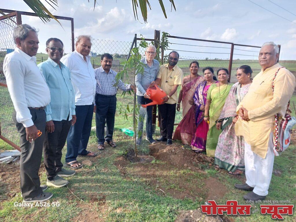 ज्येष्ठ नागरिक संघाच्या वतीने वृक्षारोपण
