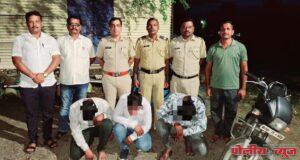 रोडवर वयोवृद्धाला लुटणाऱ्या तीन आरोपींना अवघ्या चार तासात मुद्दमालसह अटक.