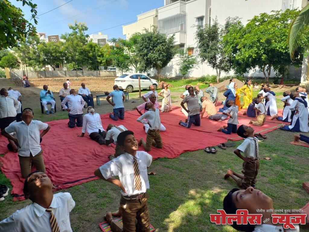 डॉ.राधाकृष्णन प्राथमिक विद्यालयातील विद्यार्थ्यांनी केले योग प्रात्यक्षिकाचे सादरीकरण