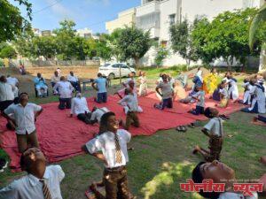 डॉ.राधाकृष्णन प्राथमिक विद्यालयातील विद्यार्थ्यांनी केले योग प्रात्यक्षिकाचे सादरीकरण