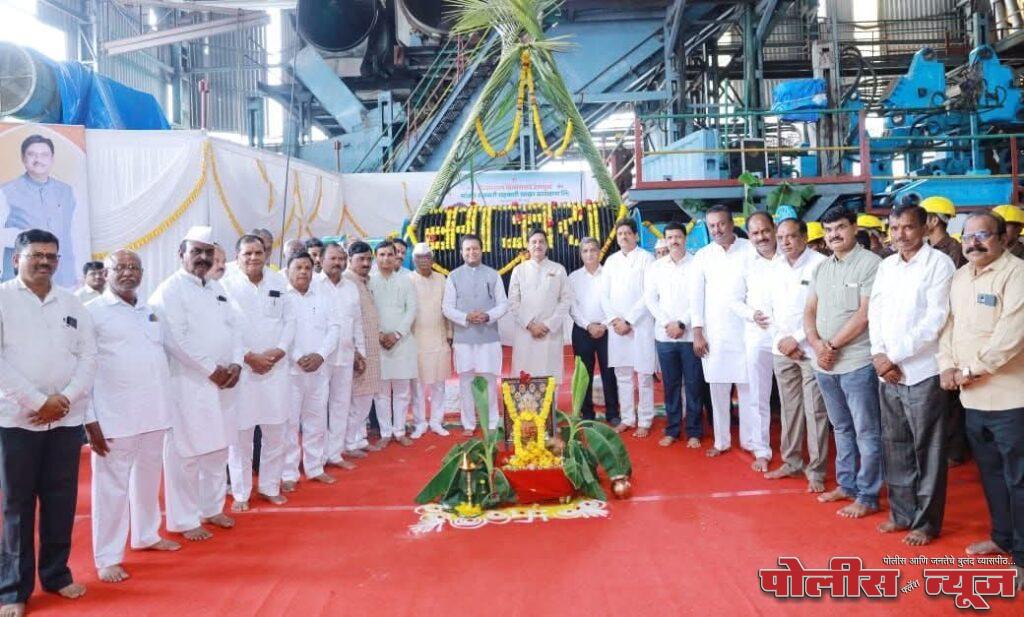 माजी मंत्री तथा चेअरमन दिलीपराव देशमुख यांच्या हस्ते पर्यावरण दिनानिमित्त मांजरा शेतकरी सहकारी साखर कारखाना परिसरात वृक्षारोपण संपन्न