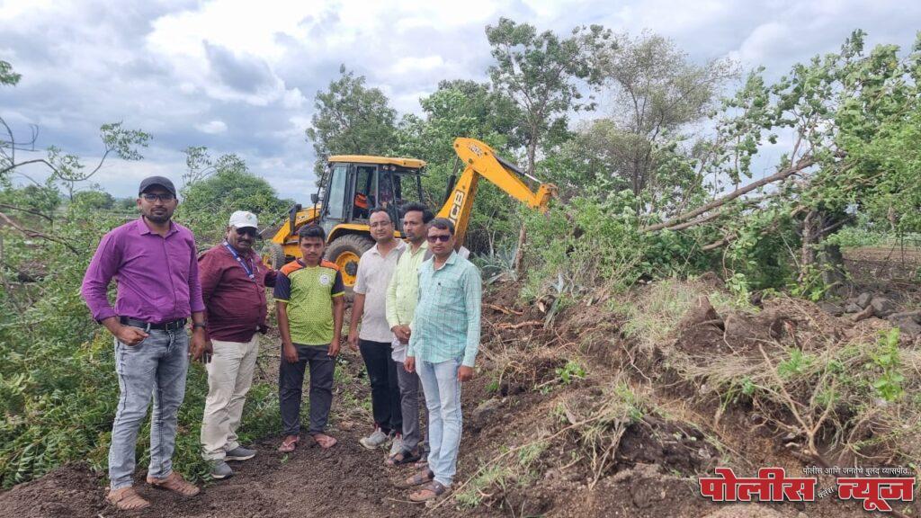 घोणसी येथील विवाद ग्रस्त शेतरस्ता शेतकऱ्यांसाठी पाच वर्षाच्या प्रतीक्षेनंतर खुल्ला