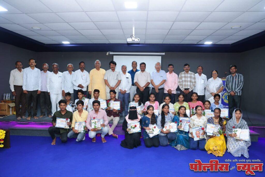 दि.लि .होळीकर प्रतिष्ठान तर्फे गुणवंत विद्यार्थ्यांचा सत्कार संपन्न