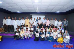 दि.लि .होळीकर प्रतिष्ठान तर्फे गुणवंत विद्यार्थ्यांचा सत्कार संपन्न