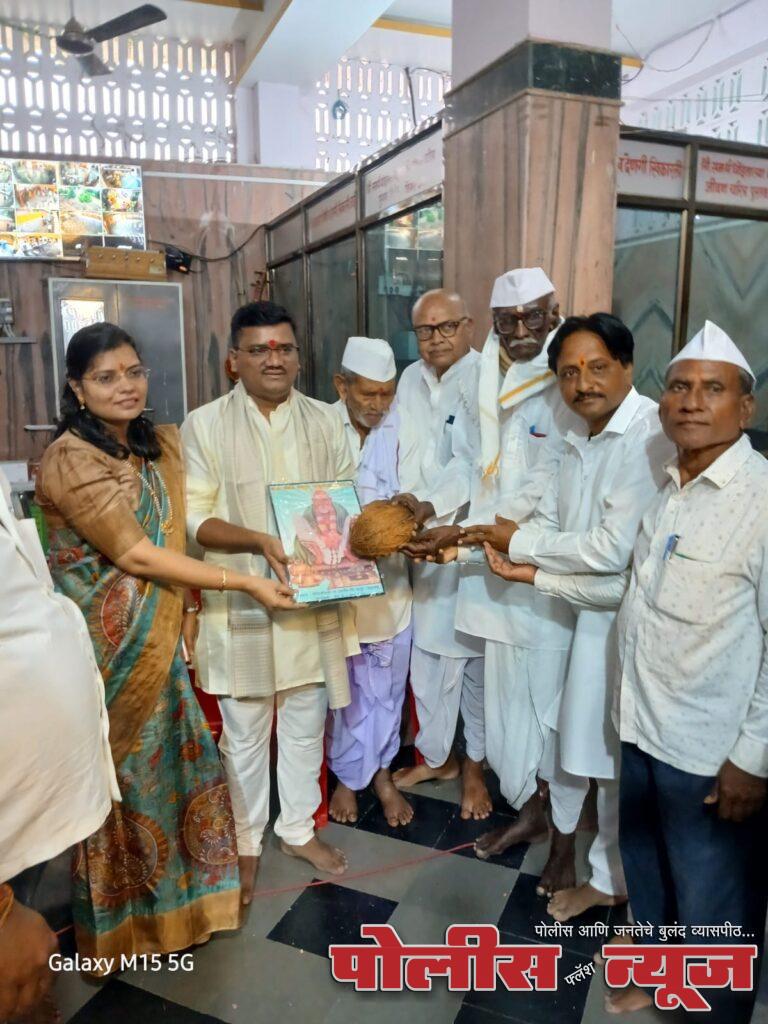 श्री समर्थ धोंडुतात्या महाराज संस्थान डोंगरशेळकी येथे भाविकांची अलोट गर्दी,उपजिल्हाधिकारी सुशांत शिंदे यांच्या हस्ते सपत्नीक महापूजा