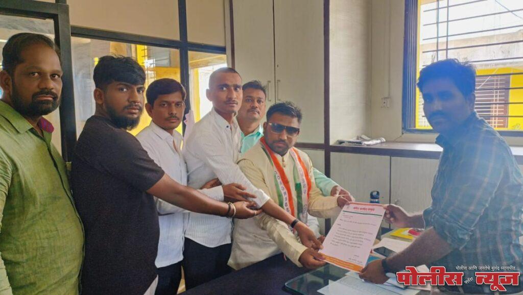 उदगीर शहरातील रस्ते उखडले, प्रशासनाचे लक्ष वेधण्यासाठी युवक काँग्रेस कडून निवेदन