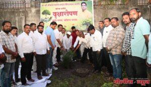 श्रीकांत पाटील मित्रमंडळाचा पदग्रहण सोहळा वृक्षारोपण करून संपन्न