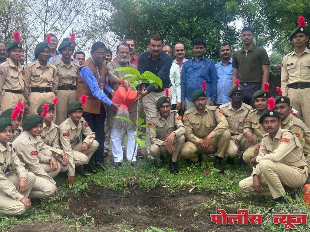 महाराष्ट्र उदयगिरी महाविद्यालयात कृषिदिनानिमित्त वृक्षारोपण कार्यक्रम संपन्न