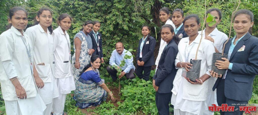 दिंडीतील वृक्षाचे शेतकर्‍यांच्या शेतात रोपणत्या वृक्षांचा होणार वाढदिवस