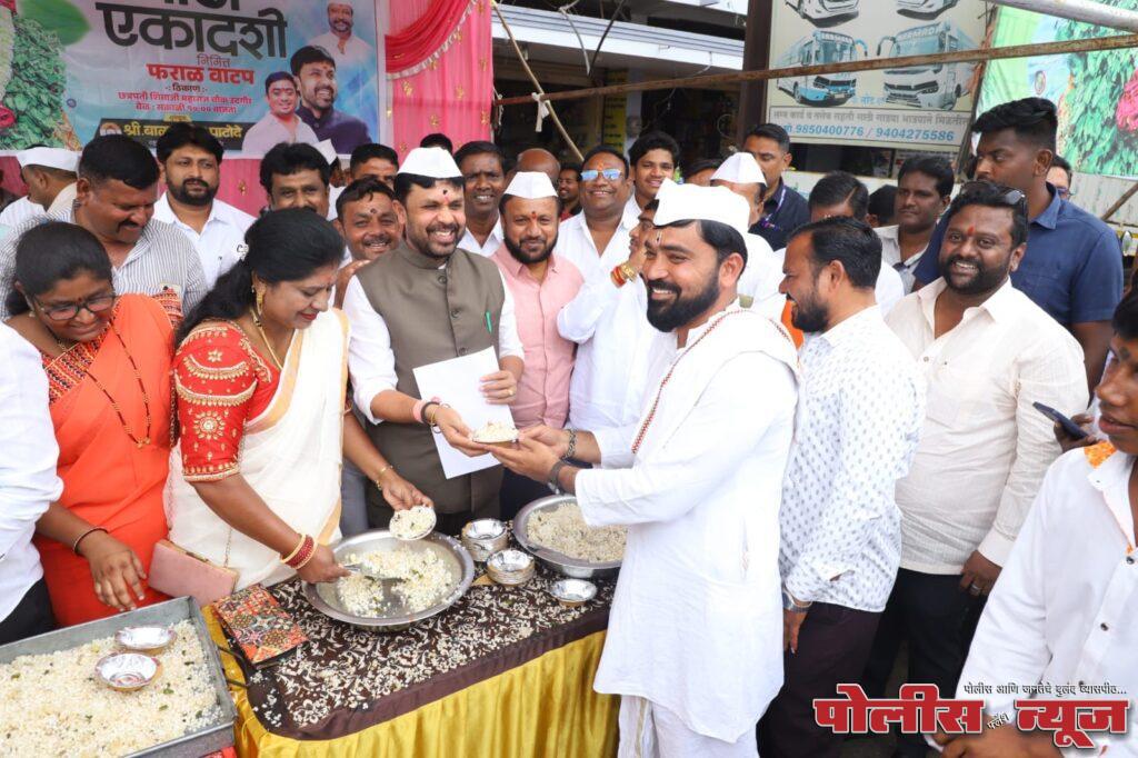 बाळासाहेब पाटोदे व मित्र मंडळ उदगीर च्या वतीने छत्रपती शिवाजी महाराज चौक येथे आषाढी एकादशी निमित्त भव्य फराळ वाटप आयोजन करण्यात आले होते.