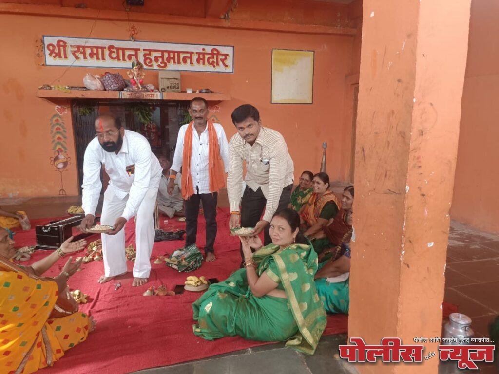 शिवसेना उबाठा तर्फे भजनी मंडळीला फराळाचे वाटप