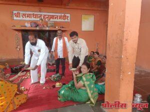 शिवसेना उबाठा तर्फे भजनी मंडळीला फराळाचे वाटप