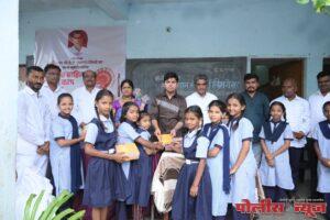 मुरूमचे माजी नगराध्यक्ष जे.टी.लिमये गुरुजी स्मृतीदिनानिमित्त शैक्षणिक साहित्य वाटप