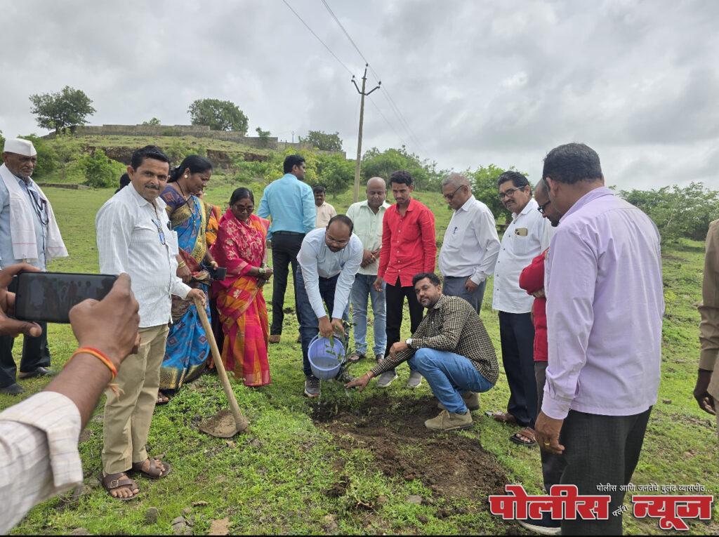 गुरुपौर्णिमा निमित्त सोमनाथपूर येथे वृक्षारोपण संपन्न