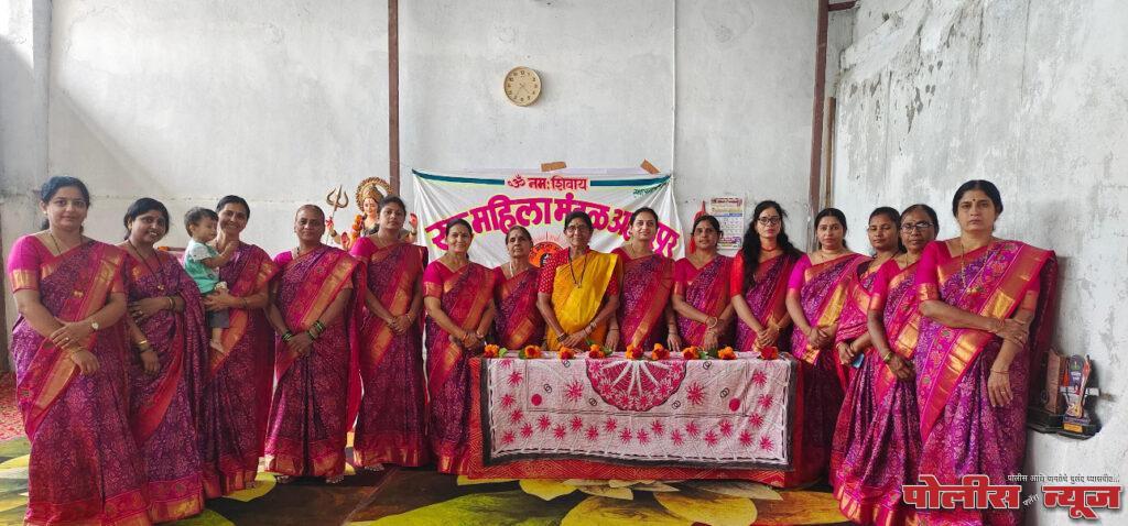 महिला मंडळाच्या वतीने गुरुच्या प्रतिमेची पूजा