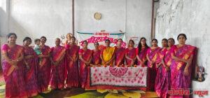 महिला मंडळाच्या वतीने गुरुच्या प्रतिमेची पूजा