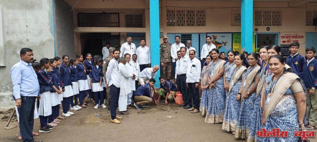 लाल बहादूर शास्त्री माध्यमिक विद्यालयात एनसीसी कॅडेट तर्फे वृक्षारोपण