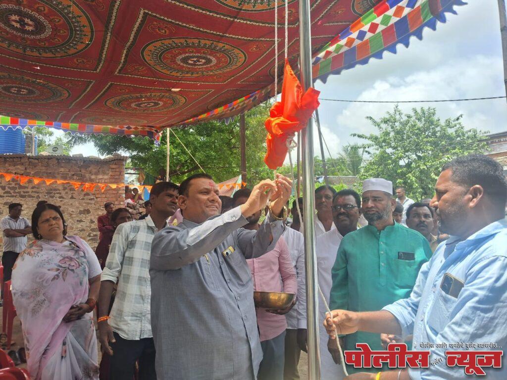 महात्मा फुले नगर, संजय नगर आणि गोविंद नगर येथील अण्णाभाऊ साठे जयंती महोत्सव समितीचे ध्वजारोहण निवृत्ती सांगवे यांच्या हस्ते संपन्न महात्मा फुले नगर, संजय नगर आणि गोविंद नगर येथील अण्णाभाऊ साठे जयंती महोत्सव समितीचे ध्वजारोहण निवृत्ती सांगवे यांच्या हस्ते संपन्न