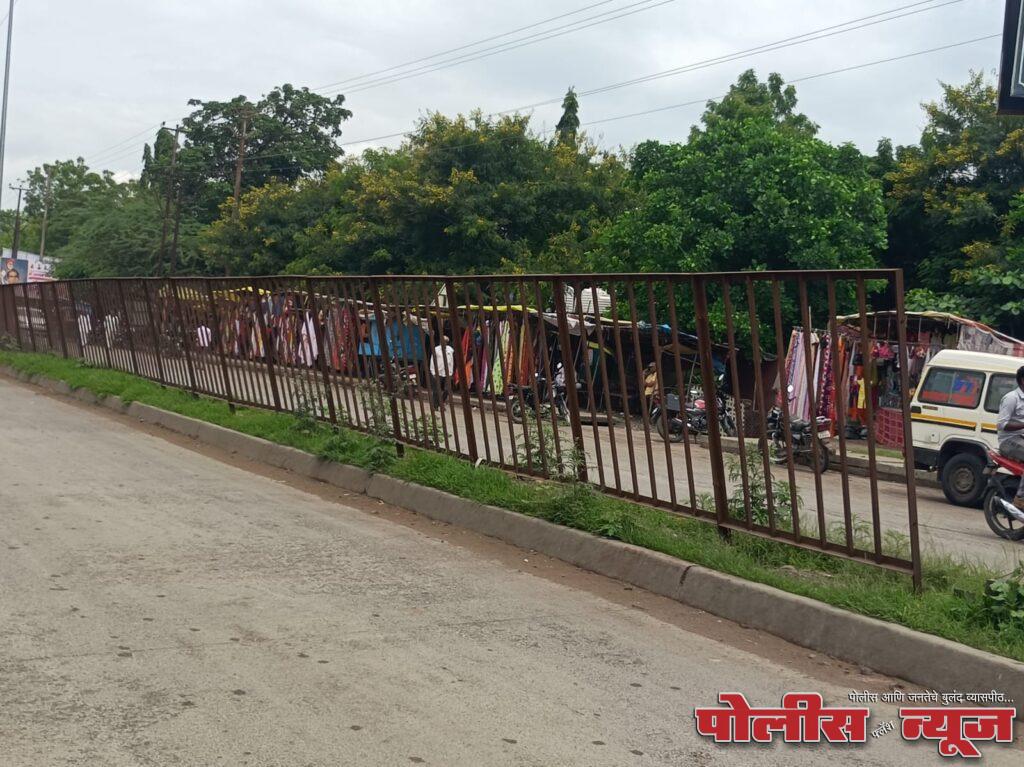 राष्ट्रीय महामार्गावरील निष्काळजीपणा: अहमदपूर-अंबेजोगाई रस्त्यावर अपघाताची शक्यता