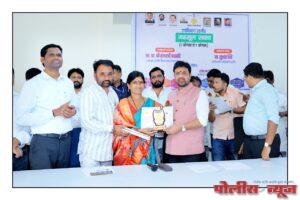 महसूल अभियान सप्ताह निमित्त उपविभागीय कार्यालयात उत्कृष्ट काम करणाऱ्या पोलीस पाटलांचा सत्कार