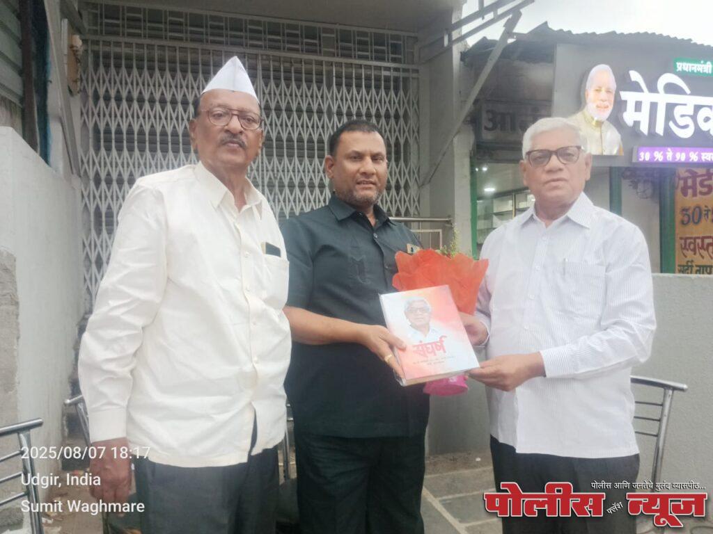 सेवानिवृत्त जिल्हाधिकाऱ्याकडून निवृत्ती सांगवे यांचे कौतुक