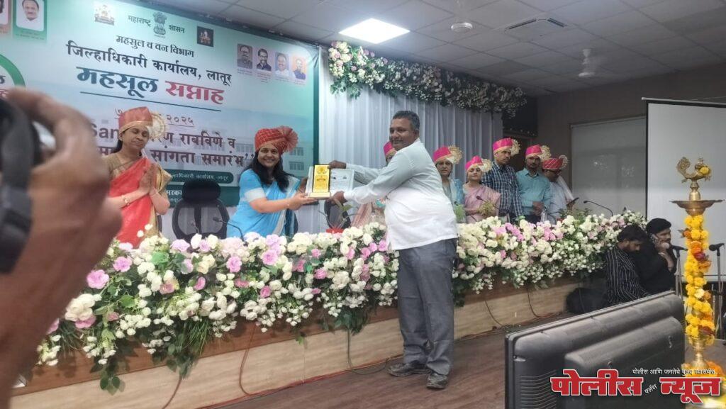 धनराज तौर पाटील यांचा उत्कृष्ट पोलीस पाटील पुरस्काराने गौरव