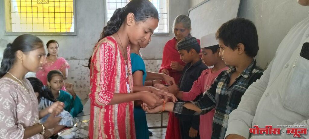 सामाजिक सलोखाराखत संत ज्ञानेश्वर माऊली प्राथमिक विद्यामंदिरच्या विद्यार्थिनीनी दख्खन उर्दू प्रायमरी स्कूलच्या अल्पसंख्यांक विद्यार्थ्यांना राख्या बांधून रक्षाबंधन सण साजरा.