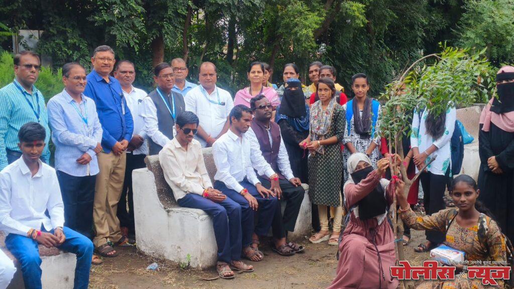 महाराष्ट्र उदयगिरी महाविद्यालयात झाडांना राख्या बांधून राखी पौर्णिमा साजरी