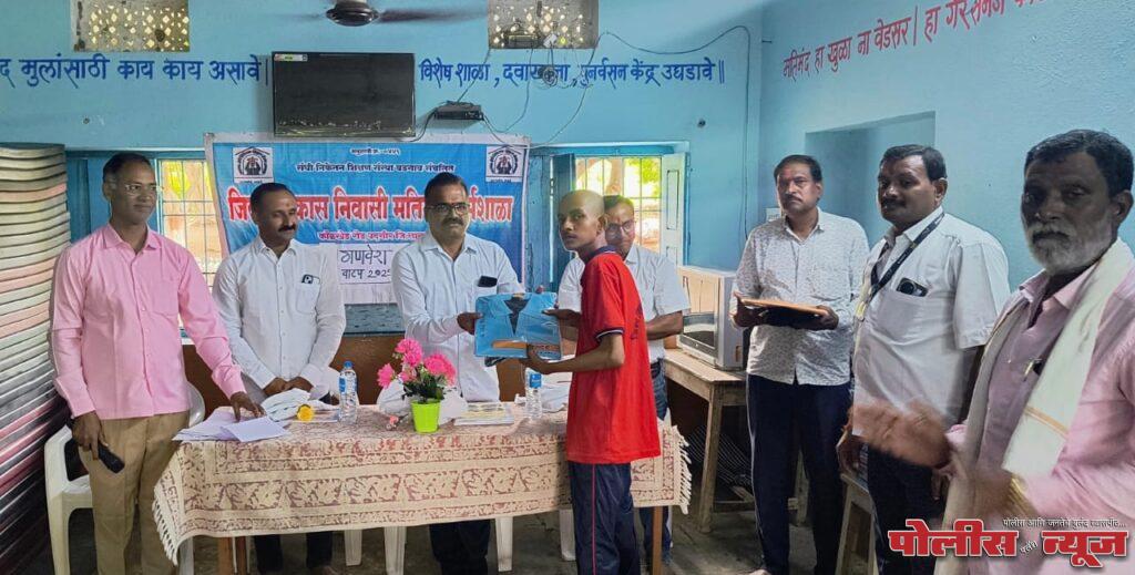 जीवन विकास मतिमंद कर्मशाळेत गणवेशाचे वाटप