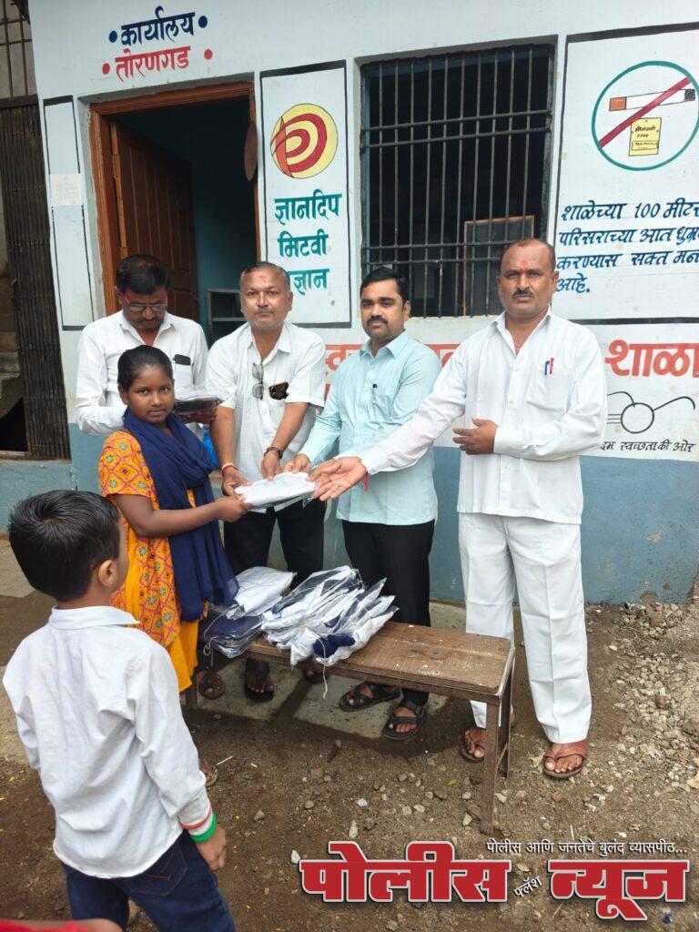 वसंतराव नाईक प्राथमिक शाळेत विद्यार्थ्यांना गणवेशाचे वाटप