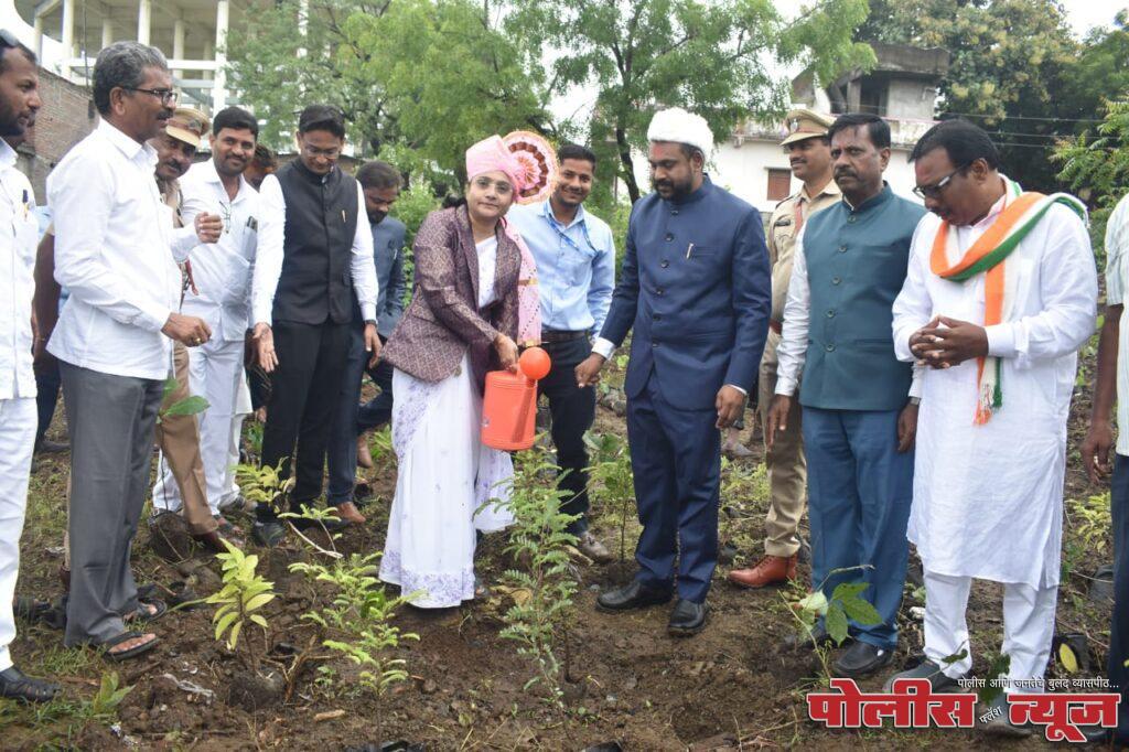अहमदपूर शहरात स्वातंत्र्यदिनानिमित्त 15 हजार वृक्षांची लागवड