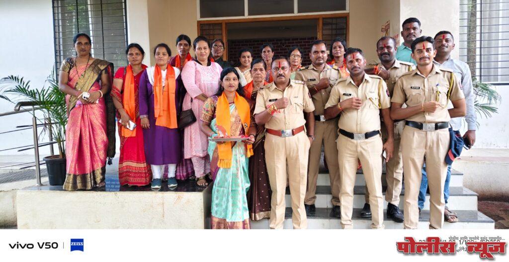 अहमदपूर पोलिसांना राख्या बांधून शिवसेना महिला आघाडीकडून रक्षाबंधन साजरे