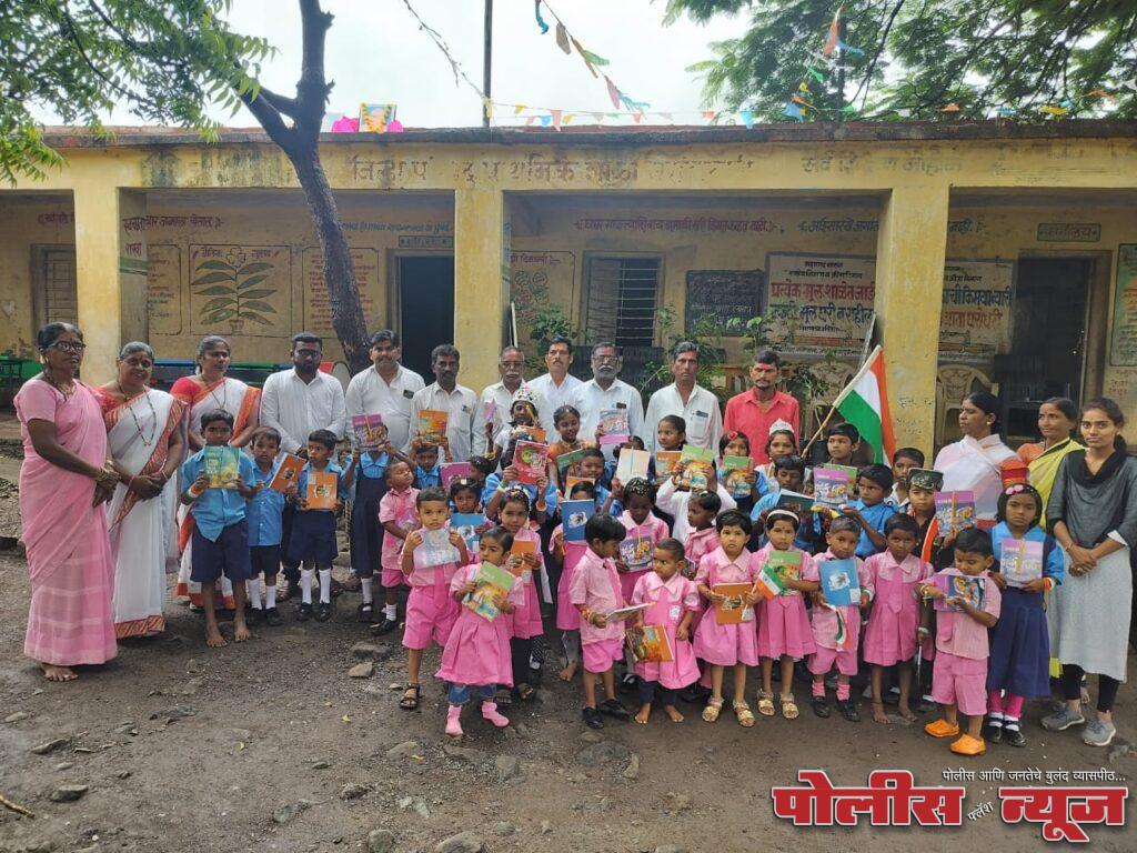 ​मरशिवणी येथे स्वातंत्र्य दिन व अण्णा भाऊ साठे जयंतीनिमित्त वह्या वाटप व वृक्षारोपण