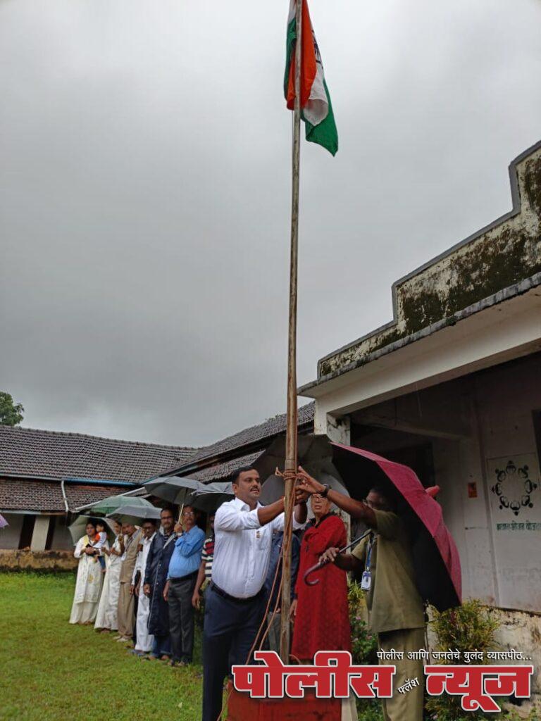 दि मॉडेल इंग्लिश स्कुल सैतवडेचे ध्वजारोहन वाटदचे प्रसिद्ध आंबा व्यावसाईक उमेश रहाटे यांच्या हस्ते संपन्न