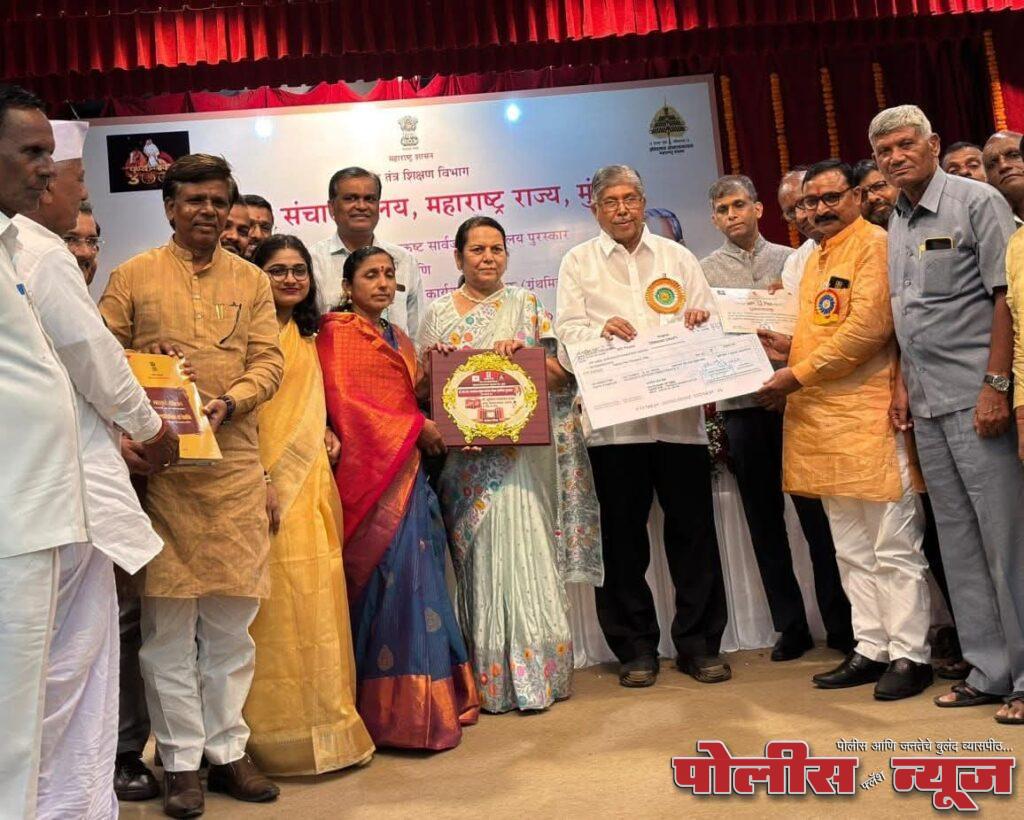 सुर्यकांत जाधव यांना विभागीय डॉ.एस.आर.रंगनाथन् उत्कृष्ट ग्रंथालय सेवक पुरस्कार प्रदान