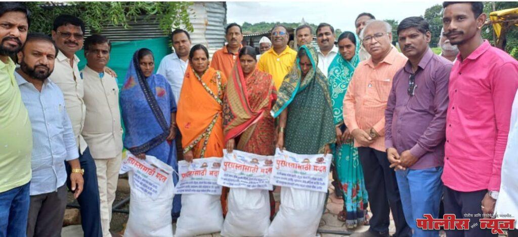 बोरगावच्या पूरग्रस्तांना रोटरीची मदत