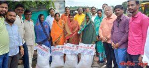 बोरगावच्या पूरग्रस्तांना रोटरीची मदत