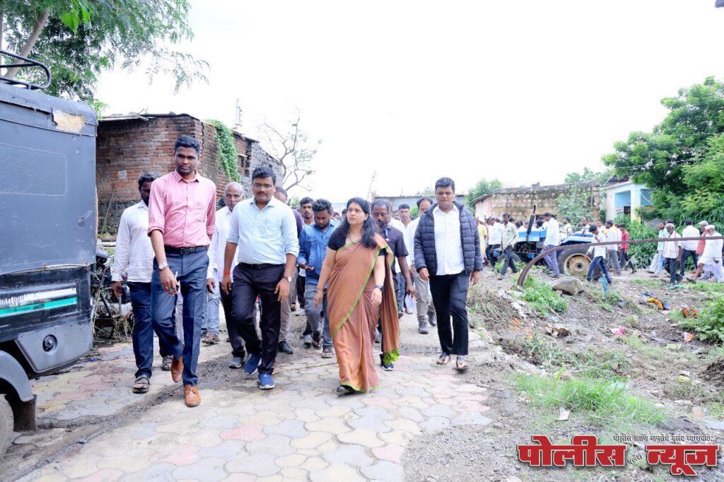 जिल्हाधिकारी वर्षा ठाकूर-घुगे यांची पूरग्रस्त गावांना भेट; नुकसानीचे पंचनामे, उपाययोजनांचा घेतला आढावा