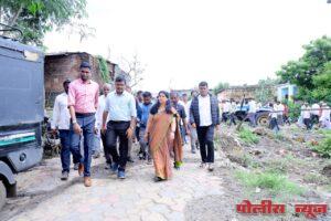 जिल्हाधिकारी वर्षा ठाकूर-घुगे यांची पूरग्रस्त गावांना भेट; नुकसानीचे पंचनामे, उपाययोजनांचा घेतला आढावा