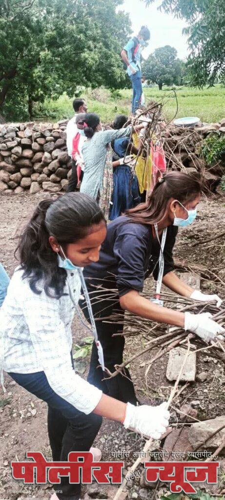 धडकनाळ बोरगावला पूराचा तडाखापूरग्रस्तांच्या मदतीला धावले – मातृभूमी प्रतिष्ठान, मदतीसह , विद्यार्थ्यांची स्वच्छता मोहिम