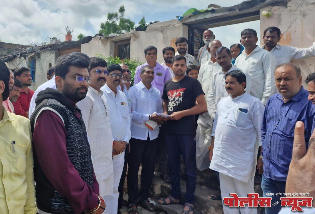 सामाजिक बांधिलकी जपण्यासाठी आपत्तीग्रस्तांना व्यापारी बांधवाकडून मदतीचा हात - शिवाजीराव हुडे