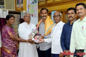 दीपक दुर्गे यांनी आईच्या स्मरणार्थ महाविद्यालयाला दिली ग्रंथांची भेट