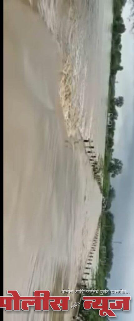 कंधार तालुक्यात पावसाचा रौद्ररूपहजारो हेक्टर शेती बाधित : कोट्यवधीचे नुकसान२१ गावाचे पुल पाण्याखाली अनेक गावाचा संपर्क तुटलाकंधार/ (सचिन मोरे)