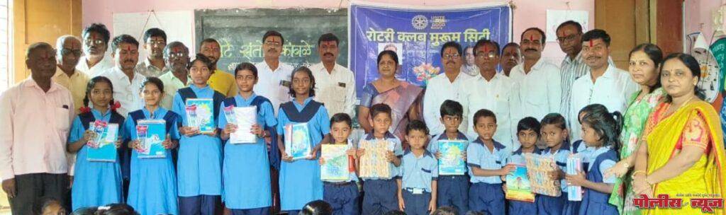 रोटरीचे संतोष कांबळे यांच्या वाढदिवसानिमित्ताने जिल्हा परिषद शाळेतील विद्यार्थ्यांना शालेय साहित्याचे वाटप