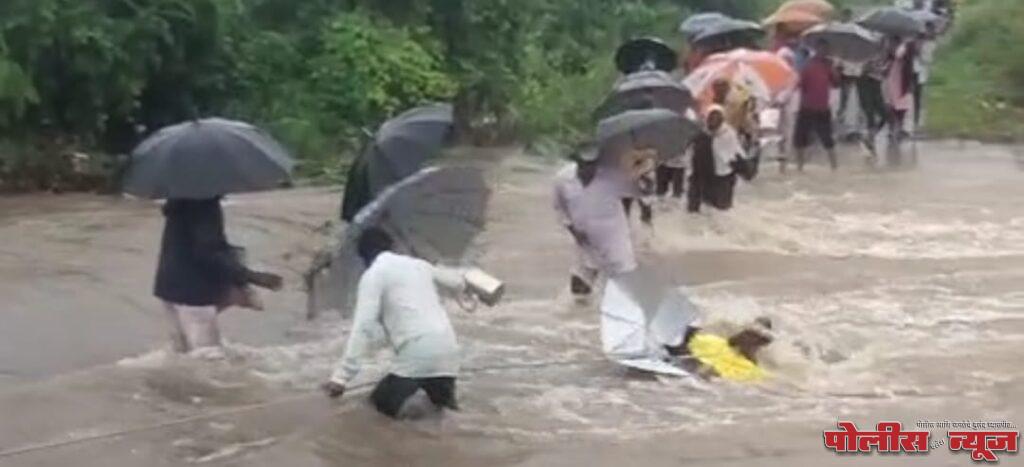 माकणी येथे पुरात वाहून गेलेल्या शेतकऱ्याची सुखरूप सुटका