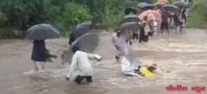 माकणी येथे पुरात वाहून गेलेल्या शेतकऱ्याची सुखरूप सुटका