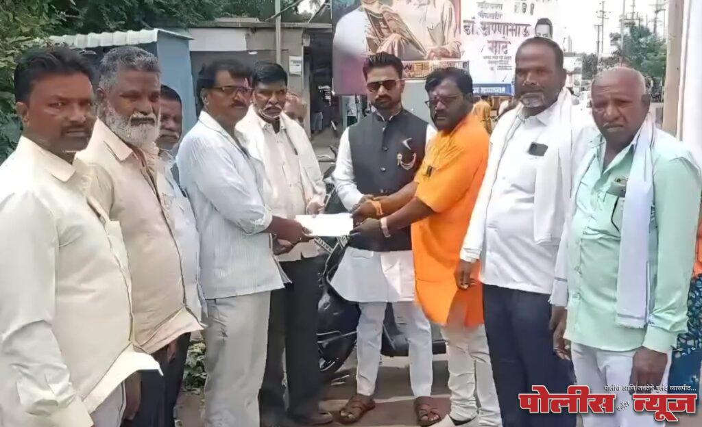 किडनीच्या आजाराने परेशान असलेल्या कामगाराला स्वप्निल जाधव मित्र मंडळाकडून अर्थसहाय्य