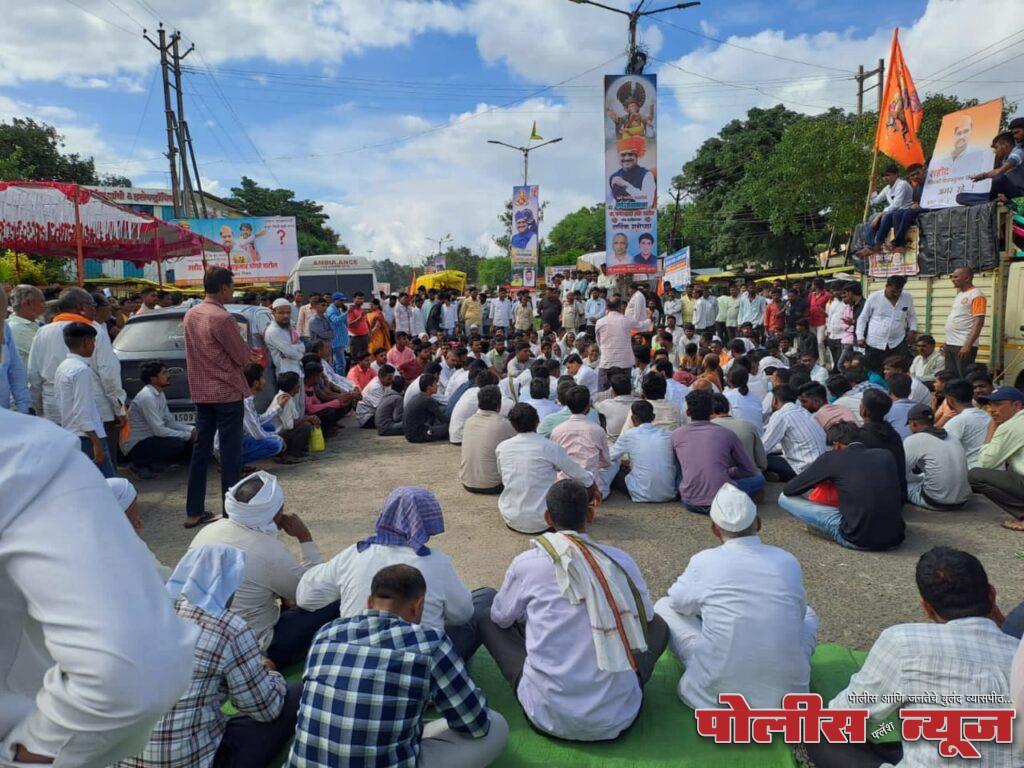 विजय घोगरे यांना श्रद्धांजली: अहमदपुरात रास्ता रोको करत 'शहीद' दर्जाची मागणी