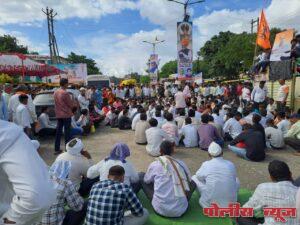 विजय घोगरे यांना श्रद्धांजली: अहमदपुरात रास्ता रोको करत 'शहीद' दर्जाची मागणी